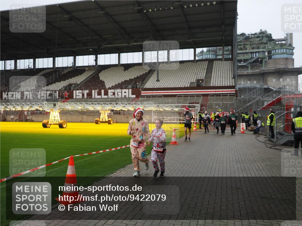 07.12.2025 - St. Pauli X-Mass-Run No. 15 Fabian Wolf http://msf.ph/oto/9422079 07.12.2025 11:49:28 Ziel 360, 1992, 1993, 2003, 2344, 2346, 3421, 3424, 3665, 3685, 4601, 4643, 4646 meine-sportfotos.de