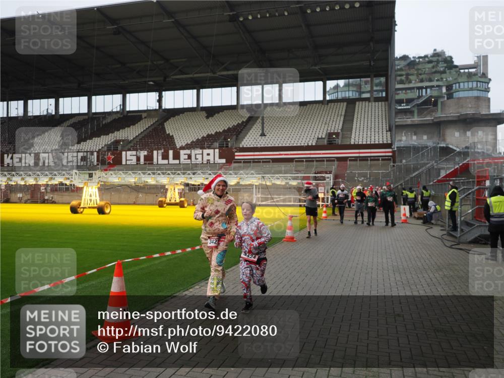 07.12.2025 - St. Pauli X-Mass-Run No. 15 Fabian Wolf http://msf.ph/oto/9422080 07.12.2025 11:49:28 Ziel 360, 1992, 1993, 2003, 2344, 2346, 3421, 3424, 3665, 3685, 4601, 4643, 4646 meine-sportfotos.de