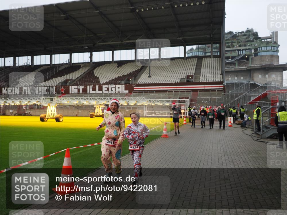 07.12.2025 - St. Pauli X-Mass-Run No. 15 Fabian Wolf http://msf.ph/oto/9422081 07.12.2025 11:49:28 Ziel 360, 1992, 1993, 2003, 2344, 2346, 3421, 3424, 3665, 3685, 4601, 4643, 4646 meine-sportfotos.de