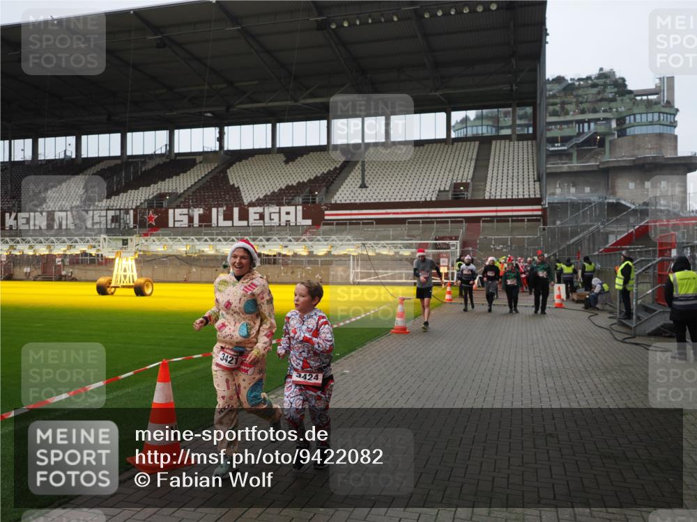 07.12.2025 - St. Pauli X-Mass-Run No. 15 Fabian Wolf http://msf.ph/oto/9422082 07.12.2025 11:49:28 Ziel 360, 1992, 1993, 2003, 2344, 2346, 3421, 3424, 3665, 3685, 4601, 4643, 4646 meine-sportfotos.de