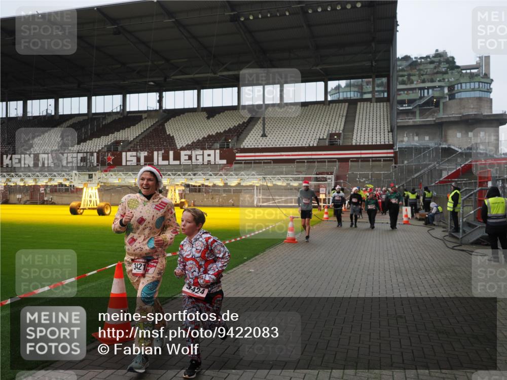 07.12.2025 - St. Pauli X-Mass-Run No. 15 Fabian Wolf http://msf.ph/oto/9422083 07.12.2025 11:49:29 Ziel 360, 1992, 1993, 2003, 2344, 2346, 3421, 3424, 3665, 3685, 3914, 3915, 4601, 4643, 4646 meine-sportfotos.de
