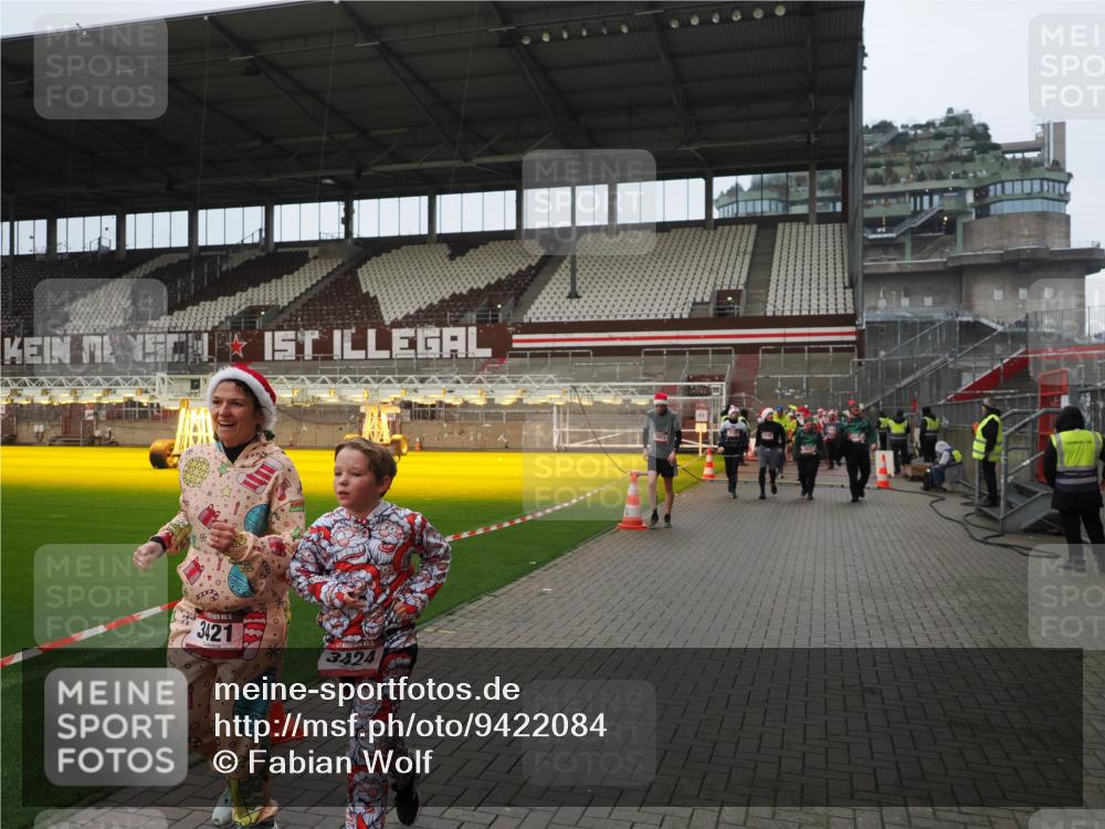 07.12.2025 - St. Pauli X-Mass-Run No. 15 Fabian Wolf http://msf.ph/oto/9422084 07.12.2025 11:49:29 Ziel 360, 1992, 1993, 2003, 2344, 2346, 3421, 3424, 3665, 3685, 3914, 3915, 4601, 4643, 4646 meine-sportfotos.de