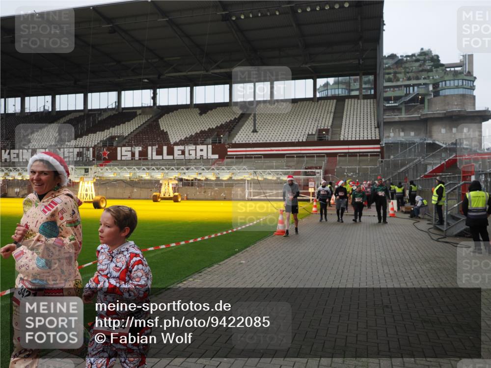 07.12.2025 - St. Pauli X-Mass-Run No. 15 Fabian Wolf http://msf.ph/oto/9422085 07.12.2025 11:49:29 Ziel 360, 1992, 1993, 2003, 2344, 2346, 3421, 3424, 3665, 3685, 3914, 3915, 4601, 4643, 4646 meine-sportfotos.de