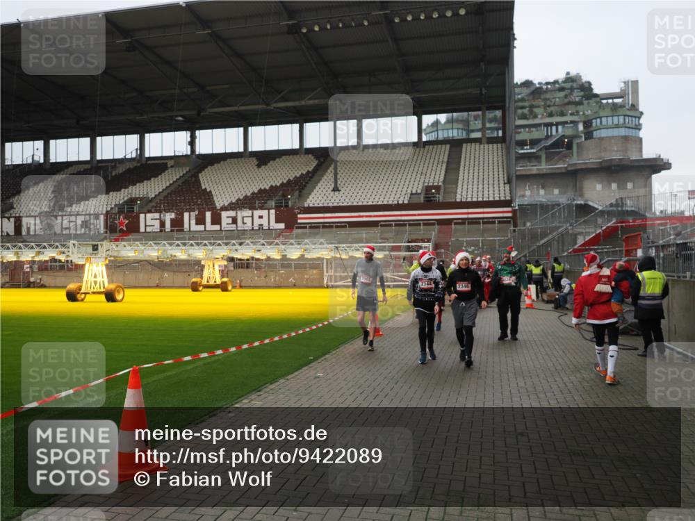 07.12.2025 - St. Pauli X-Mass-Run No. 15 Fabian Wolf http://msf.ph/oto/9422089 07.12.2025 11:49:33 Ziel 2003, 2344, 2346, 2444, 2445, 2853, 2911, 3180, 3183, 3421, 3424, 3665, 3685, 3914, 3915, 4601, 4643, 4646 meine-sportfotos.de