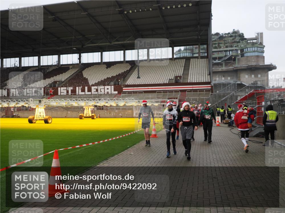 07.12.2025 - St. Pauli X-Mass-Run No. 15 Fabian Wolf http://msf.ph/oto/9422092 07.12.2025 11:49:33 Ziel 2003, 2344, 2346, 2444, 2445, 2853, 2911, 3180, 3183, 3421, 3424, 3665, 3685, 3914, 3915, 4601, 4643, 4646 meine-sportfotos.de