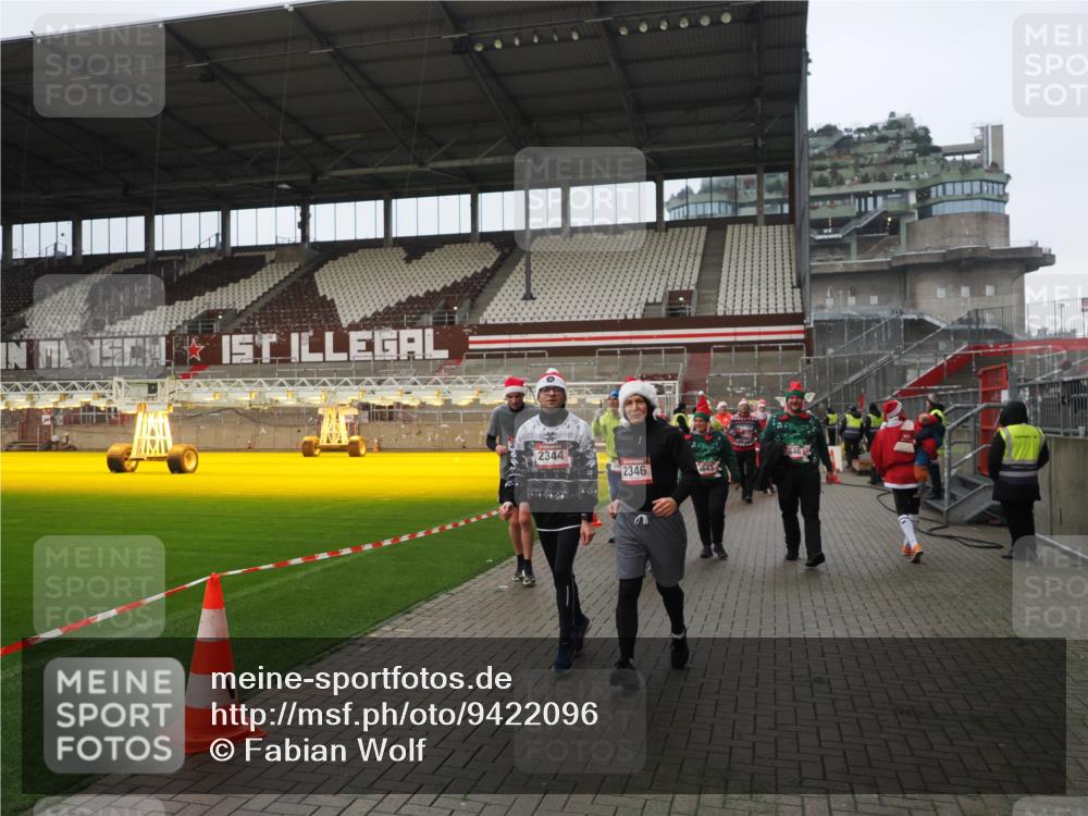 07.12.2025 - St. Pauli X-Mass-Run No. 15 Fabian Wolf http://msf.ph/oto/9422096 07.12.2025 11:49:34 Ziel 2003, 2344, 2346, 2444, 2445, 2853, 2911, 3180, 3183, 3421, 3424, 3665, 3685, 3914, 3915, 4601, 4643, 4646 meine-sportfotos.de