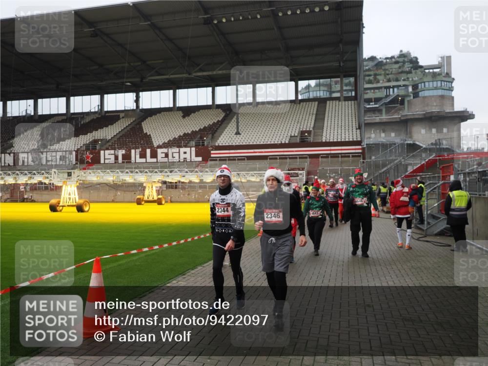 07.12.2025 - St. Pauli X-Mass-Run No. 15 Fabian Wolf http://msf.ph/oto/9422097 07.12.2025 11:49:35 Ziel 2003, 2344, 2346, 2444, 2445, 2853, 2911, 3180, 3183, 3421, 3424, 3665, 3685, 3914, 3915, 4601, 4643, 4646 meine-sportfotos.de