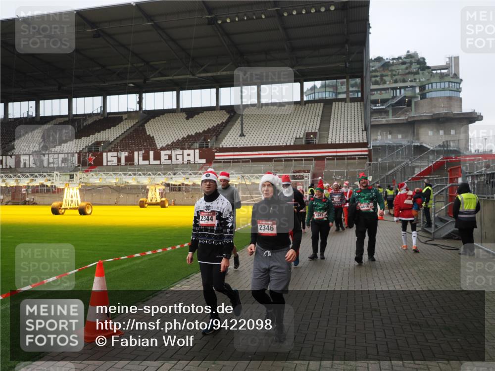 07.12.2025 - St. Pauli X-Mass-Run No. 15 Fabian Wolf http://msf.ph/oto/9422098 07.12.2025 11:49:35 Ziel 2003, 2344, 2346, 2444, 2445, 2853, 2911, 3180, 3183, 3421, 3424, 3665, 3685, 3914, 3915, 4601, 4643, 4646 meine-sportfotos.de