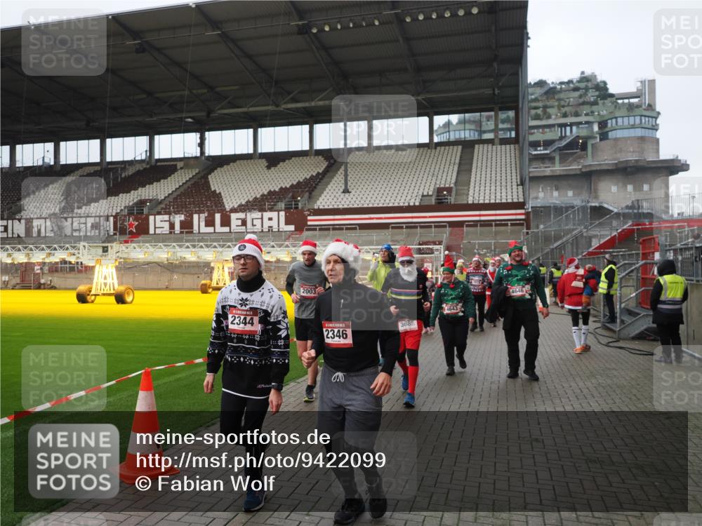 07.12.2025 - St. Pauli X-Mass-Run No. 15 Fabian Wolf http://msf.ph/oto/9422099 07.12.2025 11:49:35 Ziel 2003, 2344, 2346, 2444, 2445, 2853, 2911, 3180, 3183, 3421, 3424, 3665, 3685, 3914, 3915, 4601, 4643, 4646 meine-sportfotos.de