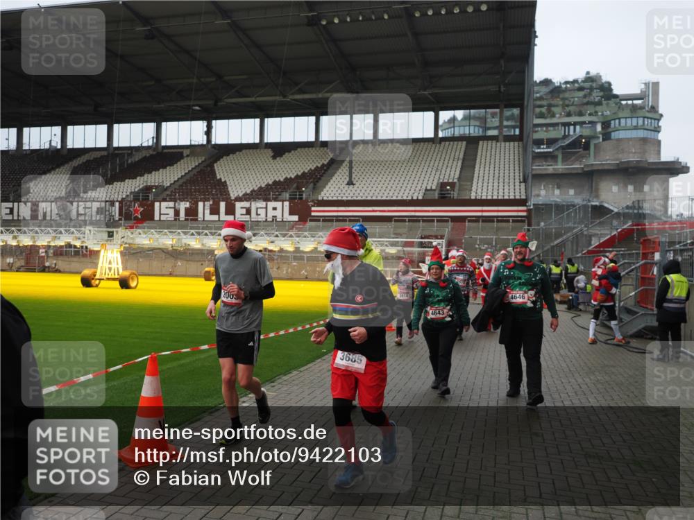 07.12.2025 - St. Pauli X-Mass-Run No. 15 Fabian Wolf http://msf.ph/oto/9422103 07.12.2025 11:49:36 Ziel 2003, 2344, 2346, 2444, 2445, 2853, 2911, 3180, 3183, 3421, 3424, 3665, 3685, 3914, 3915, 4643, 4646 meine-sportfotos.de