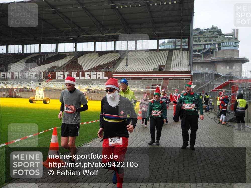 07.12.2025 - St. Pauli X-Mass-Run No. 15 Fabian Wolf http://msf.ph/oto/9422105 07.12.2025 11:49:37 Ziel 2003, 2344, 2346, 2444, 2445, 2853, 2911, 3180, 3183, 3421, 3424, 3665, 3685, 3914, 3915, 4643, 4646 meine-sportfotos.de