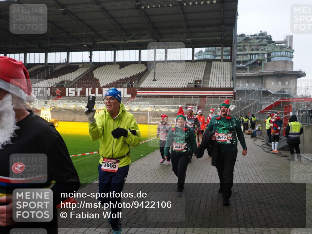 07.12.2025 - St. Pauli X-Mass-Run No. 15 Fabian Wolf http://msf.ph/oto/9422106 07.12.2025 11:49:38 Ziel 2003, 2344, 2346, 2444, 2445, 2853, 2911, 3180, 3183, 3421, 3424, 3665, 3685, 3914, 3915, 4643, 4646 meine-sportfotos.de