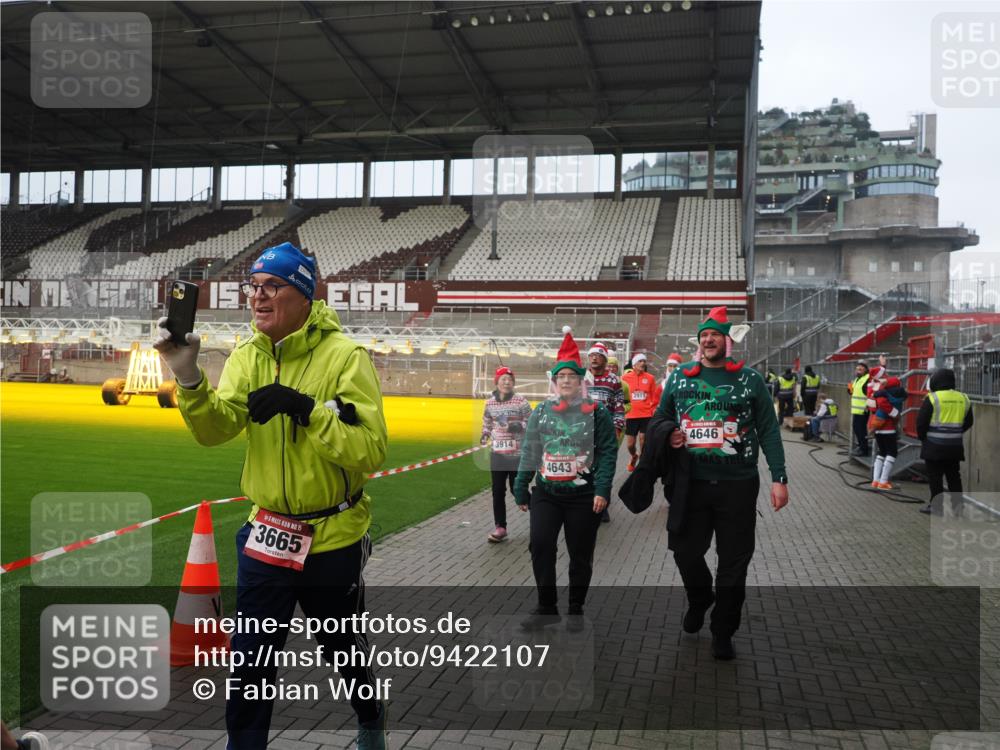 07.12.2025 - St. Pauli X-Mass-Run No. 15 Fabian Wolf http://msf.ph/oto/9422107 07.12.2025 11:49:38 Ziel 2003, 2344, 2346, 2444, 2445, 2853, 2911, 3180, 3183, 3421, 3424, 3665, 3685, 3914, 3915, 4643, 4646 meine-sportfotos.de