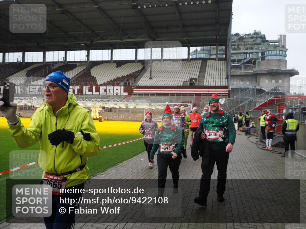 07.12.2025 - St. Pauli X-Mass-Run No. 15 Fabian Wolf http://msf.ph/oto/9422108 07.12.2025 11:49:38 Ziel 2003, 2344, 2346, 2444, 2445, 2853, 2911, 3180, 3183, 3421, 3424, 3665, 3685, 3914, 3915, 4643, 4646 meine-sportfotos.de