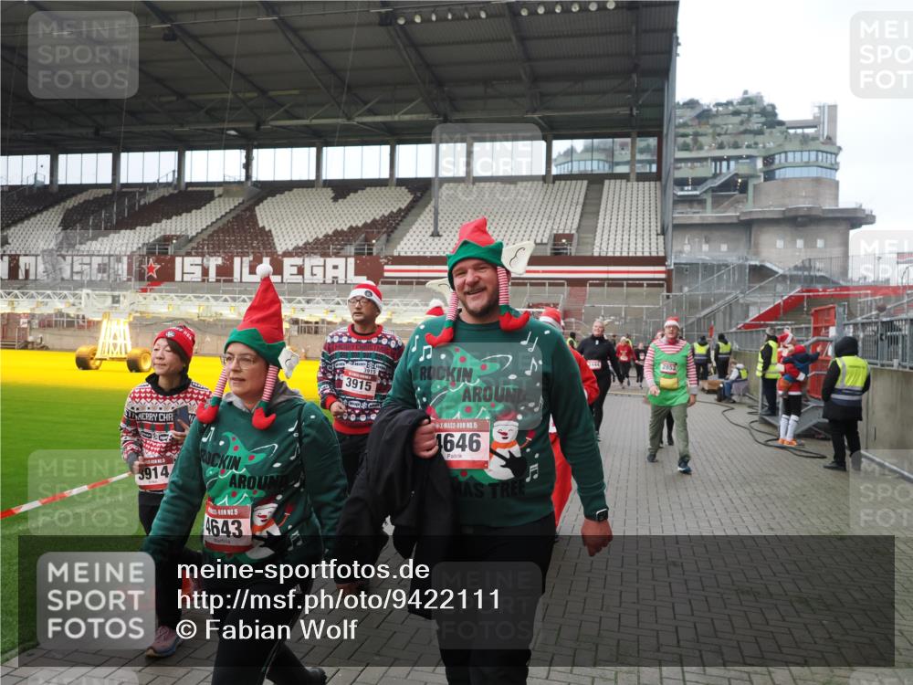 07.12.2025 - St. Pauli X-Mass-Run No. 15 Fabian Wolf http://msf.ph/oto/9422111 07.12.2025 11:49:40 Ziel 2003, 2344, 2346, 2444, 2445, 2853, 2911, 3180, 3183, 3421, 3424, 3562, 3563, 3566, 3568, 3572, 3665, 3685, 3914, 3915, 4643, 4646 meine-sportfotos.de