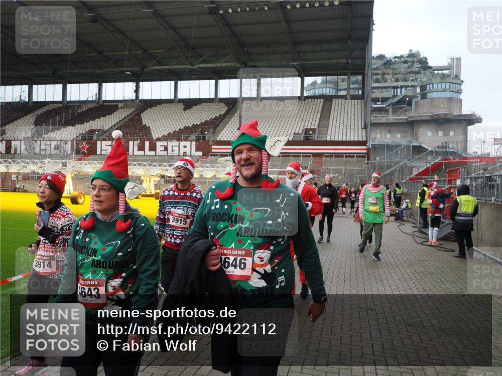 07.12.2025 - St. Pauli X-Mass-Run No. 15 Fabian Wolf http://msf.ph/oto/9422112 07.12.2025 11:49:40 Ziel 2003, 2344, 2346, 2444, 2445, 2853, 2911, 3180, 3183, 3421, 3424, 3562, 3563, 3566, 3568, 3572, 3665, 3685, 3914, 3915, 4643, 4646 meine-sportfotos.de