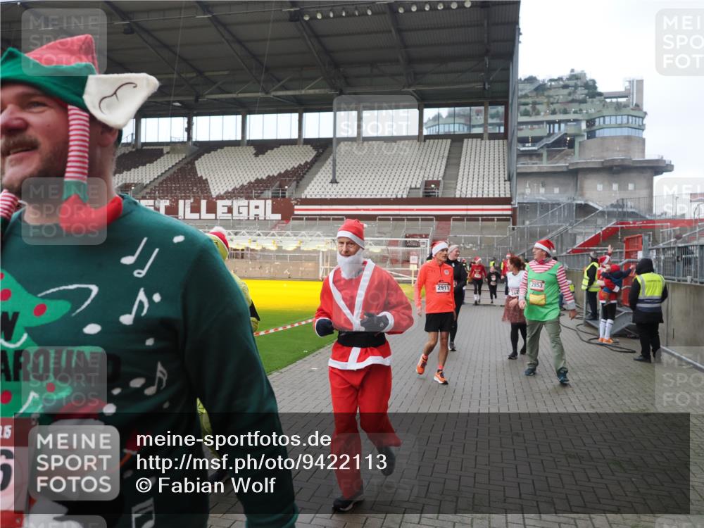 07.12.2025 - St. Pauli X-Mass-Run No. 15 Fabian Wolf http://msf.ph/oto/9422113 07.12.2025 11:49:41 Ziel 2003, 2344, 2346, 2444, 2445, 2853, 2911, 3180, 3183, 3421, 3424, 3562, 3563, 3566, 3568, 3572, 3665, 3685, 3914, 3915, 4643, 4646 meine-sportfotos.de