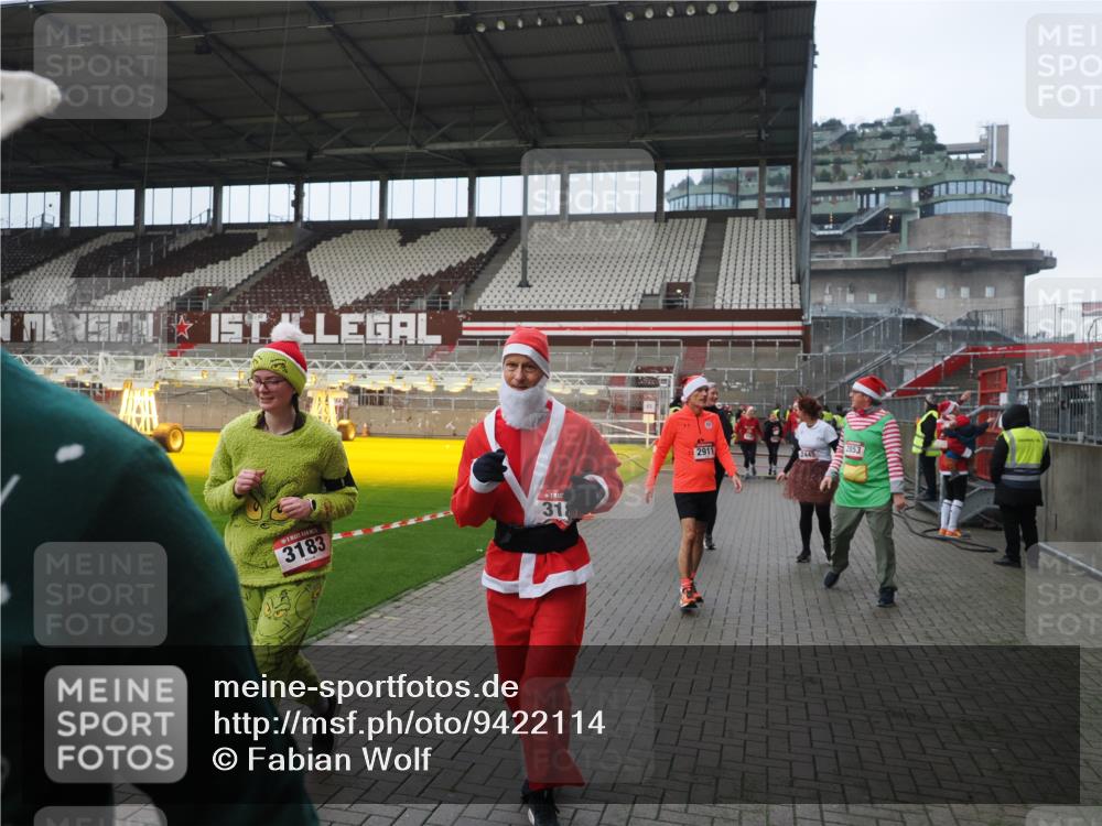 07.12.2025 - St. Pauli X-Mass-Run No. 15 Fabian Wolf http://msf.ph/oto/9422114 07.12.2025 11:49:41 Ziel 2003, 2344, 2346, 2444, 2445, 2853, 2911, 3180, 3183, 3421, 3424, 3562, 3563, 3566, 3568, 3572, 3665, 3685, 3914, 3915, 4643, 4646 meine-sportfotos.de