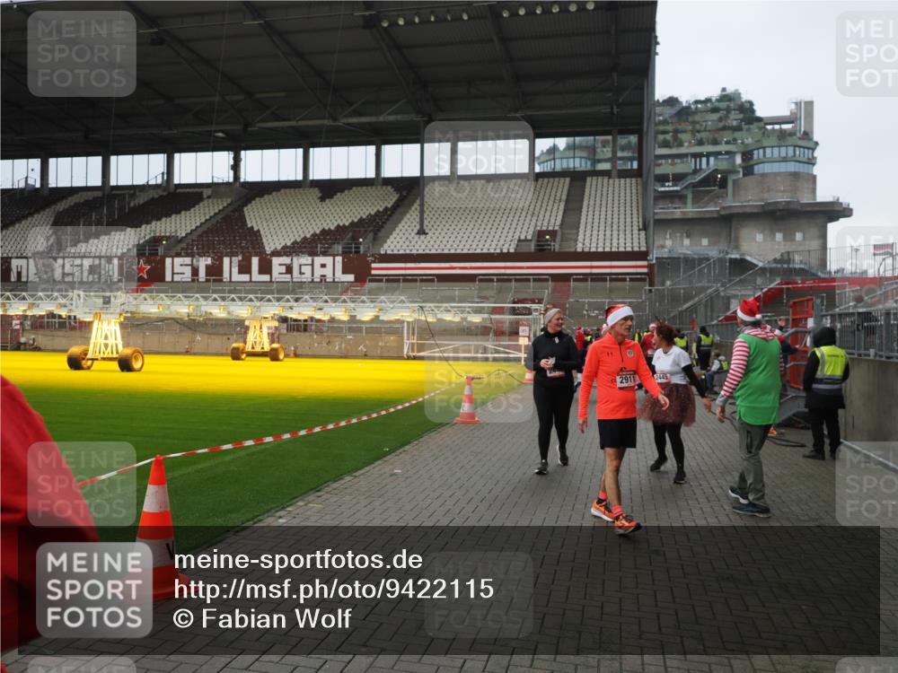 07.12.2025 - St. Pauli X-Mass-Run No. 15 Fabian Wolf http://msf.ph/oto/9422115 07.12.2025 11:49:42 Ziel 2003, 2344, 2346, 2444, 2445, 2853, 2911, 3180, 3183, 3562, 3563, 3566, 3568, 3572, 3665, 3685, 3914, 3915, 4646 meine-sportfotos.de