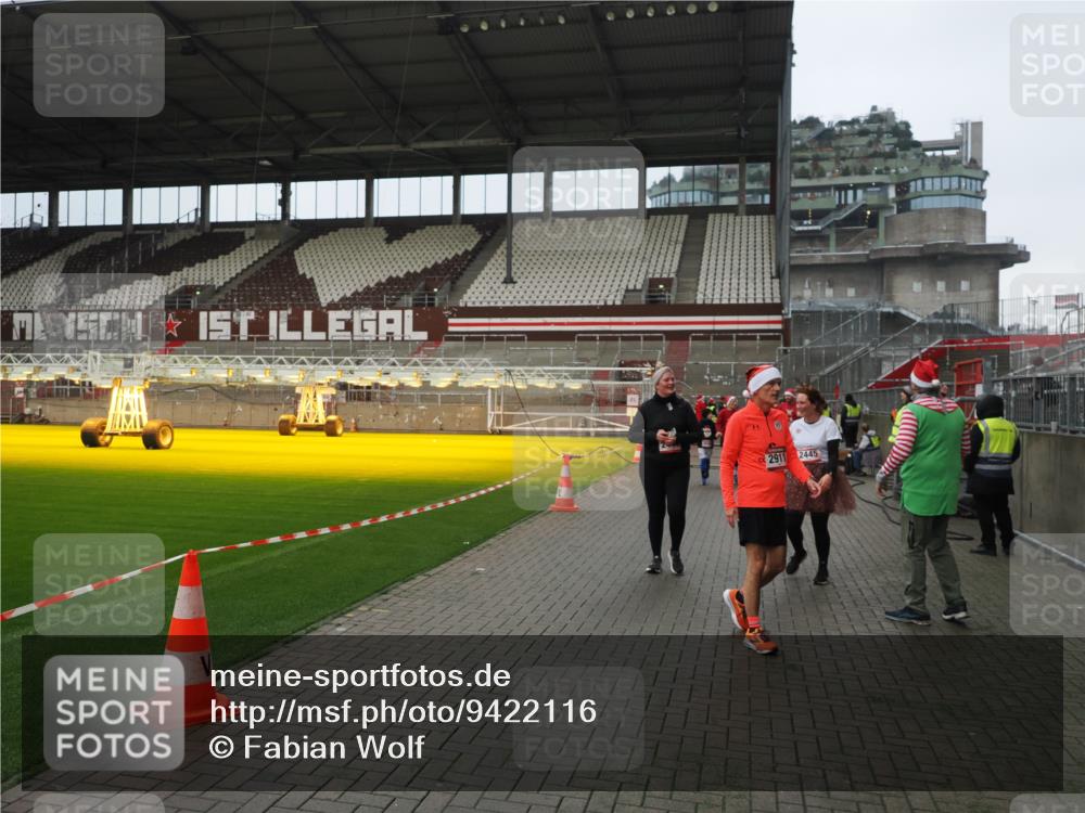 07.12.2025 - St. Pauli X-Mass-Run No. 15 Fabian Wolf http://msf.ph/oto/9422116 07.12.2025 11:49:42 Ziel 2003, 2344, 2346, 2444, 2445, 2853, 2911, 3180, 3183, 3562, 3563, 3566, 3568, 3572, 3665, 3685, 3914, 3915, 4646 meine-sportfotos.de