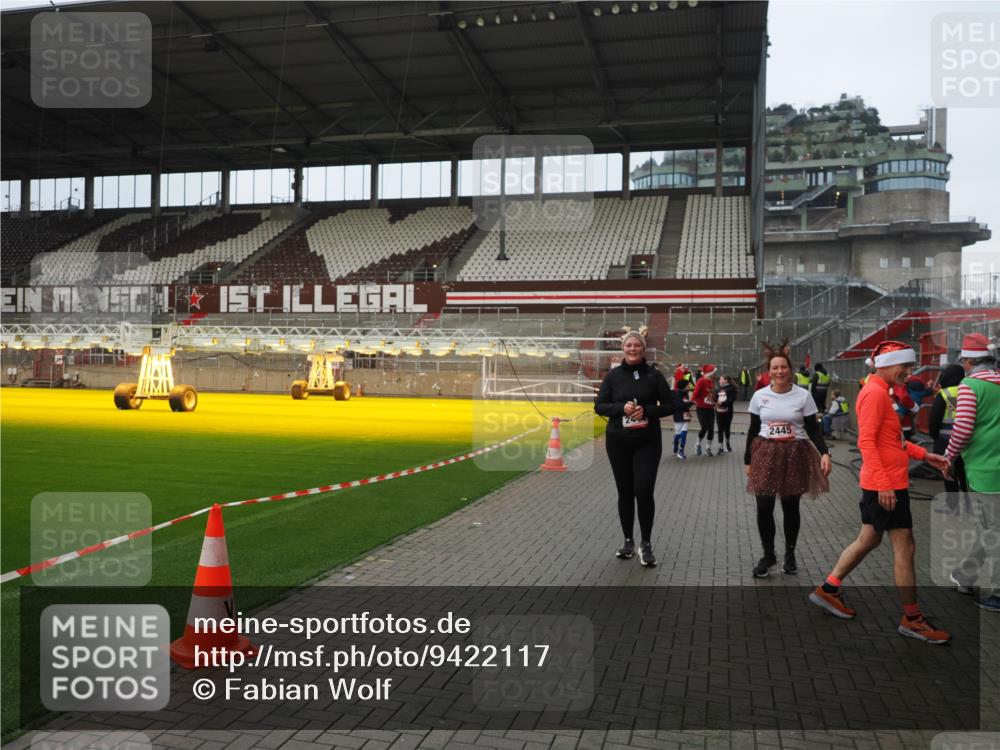 07.12.2025 - St. Pauli X-Mass-Run No. 15 Fabian Wolf http://msf.ph/oto/9422117 07.12.2025 11:49:43 Ziel 2003, 2346, 2444, 2445, 2853, 2911, 3180, 3183, 3562, 3563, 3566, 3568, 3572, 3665, 3685, 3914, 3915 meine-sportfotos.de