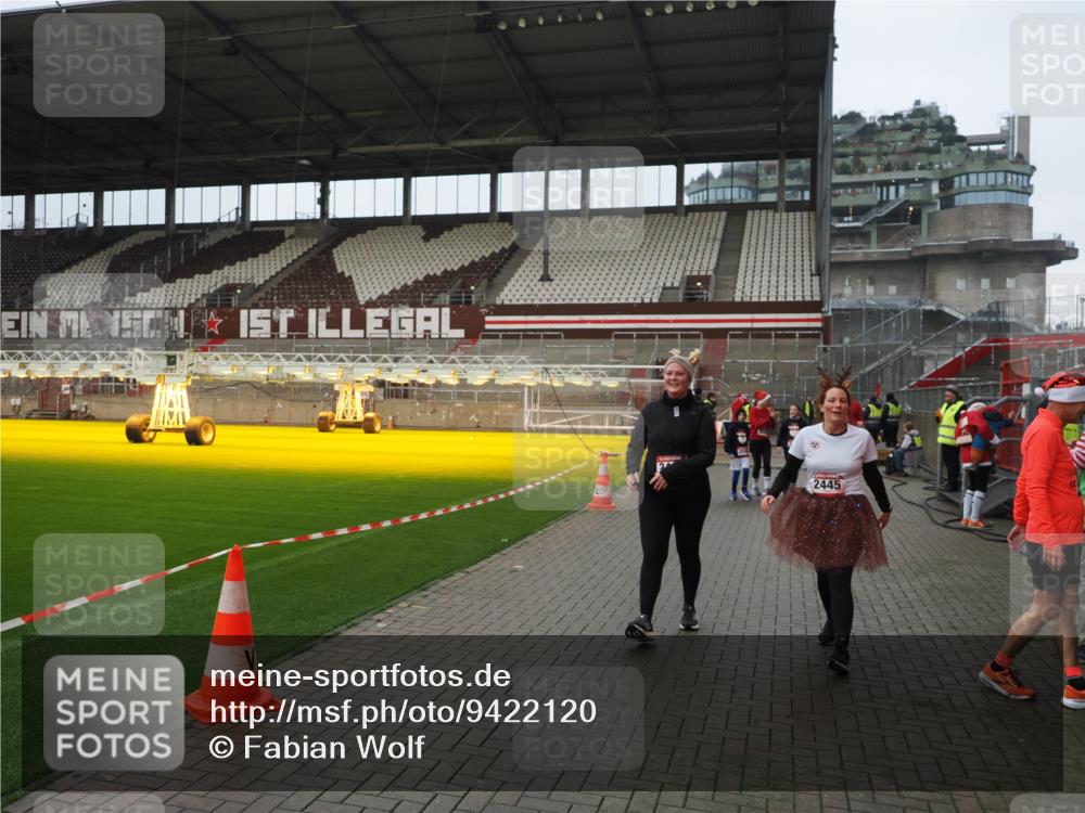 07.12.2025 - St. Pauli X-Mass-Run No. 15 Fabian Wolf http://msf.ph/oto/9422120 07.12.2025 11:49:44 Ziel 2444, 2445, 2853, 2911, 3180, 3183, 3562, 3563, 3566, 3568, 3572, 3665, 3685, 3914, 3915 meine-sportfotos.de