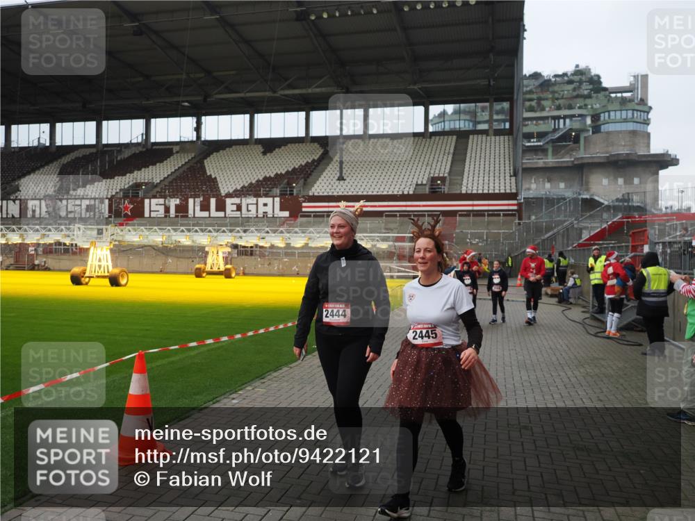 07.12.2025 - St. Pauli X-Mass-Run No. 15 Fabian Wolf http://msf.ph/oto/9422121 07.12.2025 11:49:45 Ziel 2444, 2445, 2853, 2911, 3180, 3183, 3562, 3563, 3566, 3568, 3572, 3665, 3685, 3914, 3915 meine-sportfotos.de