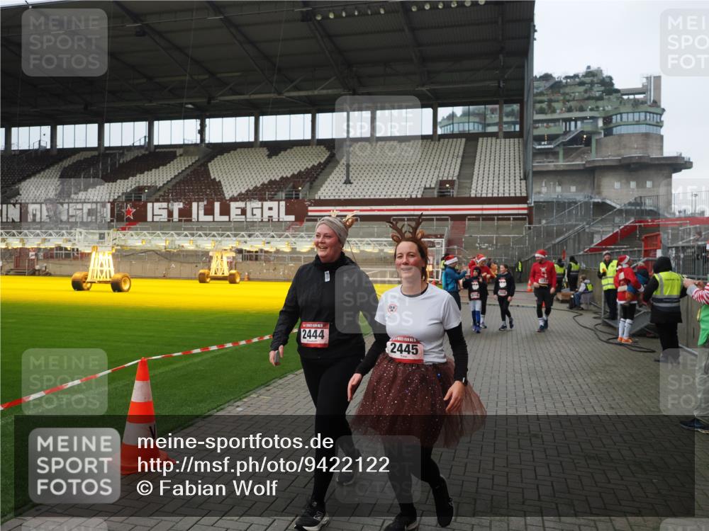 07.12.2025 - St. Pauli X-Mass-Run No. 15 Fabian Wolf http://msf.ph/oto/9422122 07.12.2025 11:49:45 Ziel 2444, 2445, 2853, 2911, 3180, 3183, 3562, 3563, 3566, 3568, 3572, 3665, 3685, 3914, 3915 meine-sportfotos.de