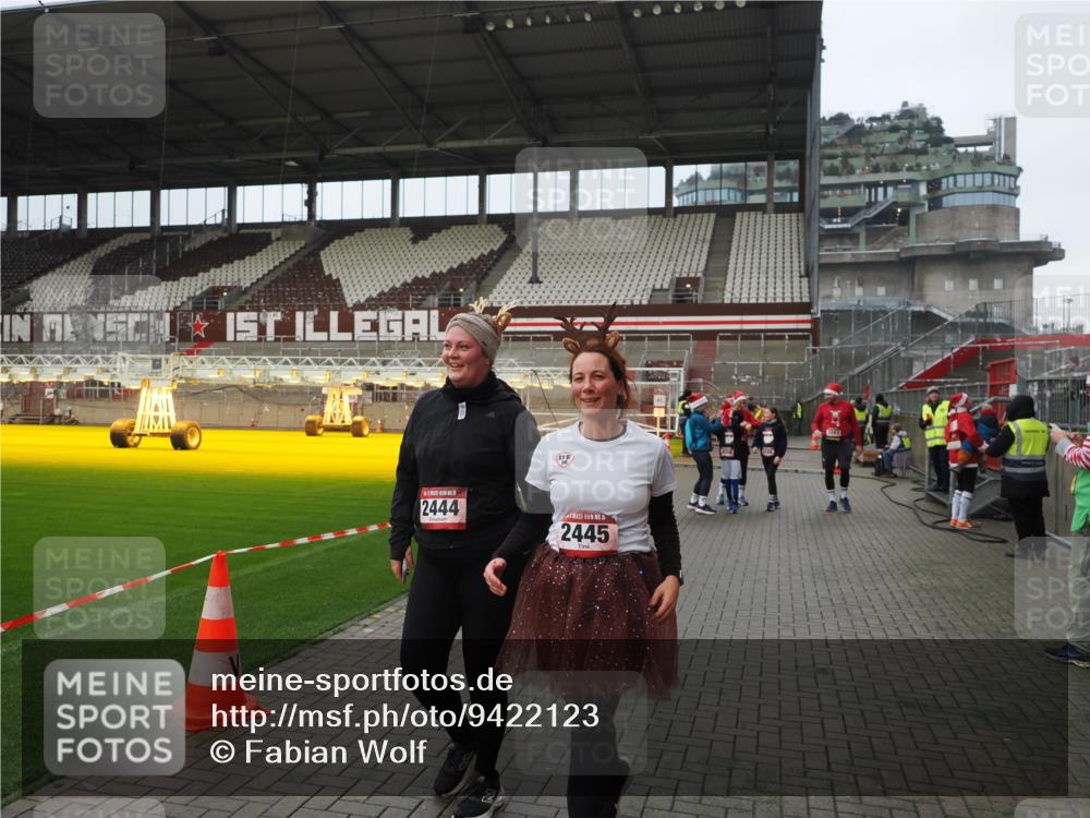 07.12.2025 - St. Pauli X-Mass-Run No. 15 Fabian Wolf http://msf.ph/oto/9422123 07.12.2025 11:49:46 Ziel 2444, 2445, 2853, 2911, 3180, 3183, 3562, 3563, 3566, 3568, 3572, 3665, 3685, 3914, 3915 meine-sportfotos.de