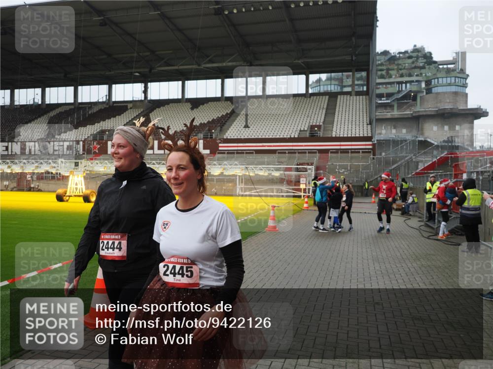 07.12.2025 - St. Pauli X-Mass-Run No. 15 Fabian Wolf http://msf.ph/oto/9422126 07.12.2025 11:49:46 Ziel 2444, 2445, 2853, 2911, 3180, 3183, 3562, 3563, 3566, 3568, 3572, 3665, 3685, 3914, 3915 meine-sportfotos.de