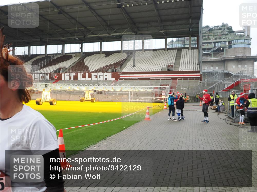 07.12.2025 - St. Pauli X-Mass-Run No. 15 Fabian Wolf http://msf.ph/oto/9422129 07.12.2025 11:49:47 Ziel 2444, 2445, 2853, 2911, 3180, 3183, 3562, 3563, 3566, 3568, 3572, 3665, 3685, 3914, 3915 meine-sportfotos.de