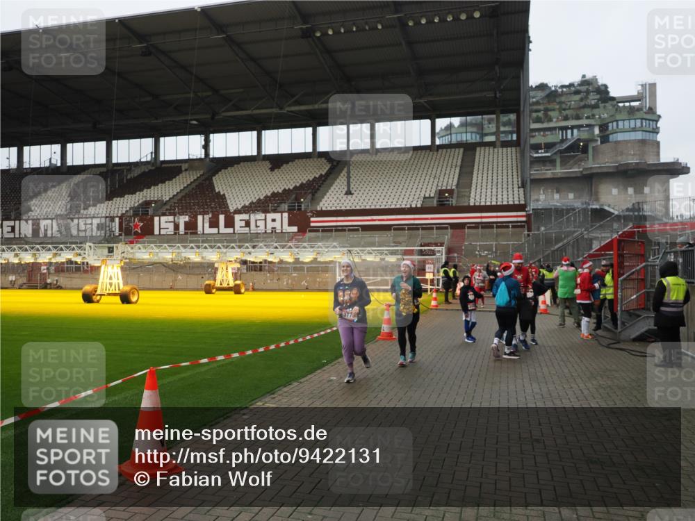 07.12.2025 - St. Pauli X-Mass-Run No. 15 Fabian Wolf http://msf.ph/oto/9422131 07.12.2025 11:50:01 Ziel 2118, 3660, 3778 meine-sportfotos.de