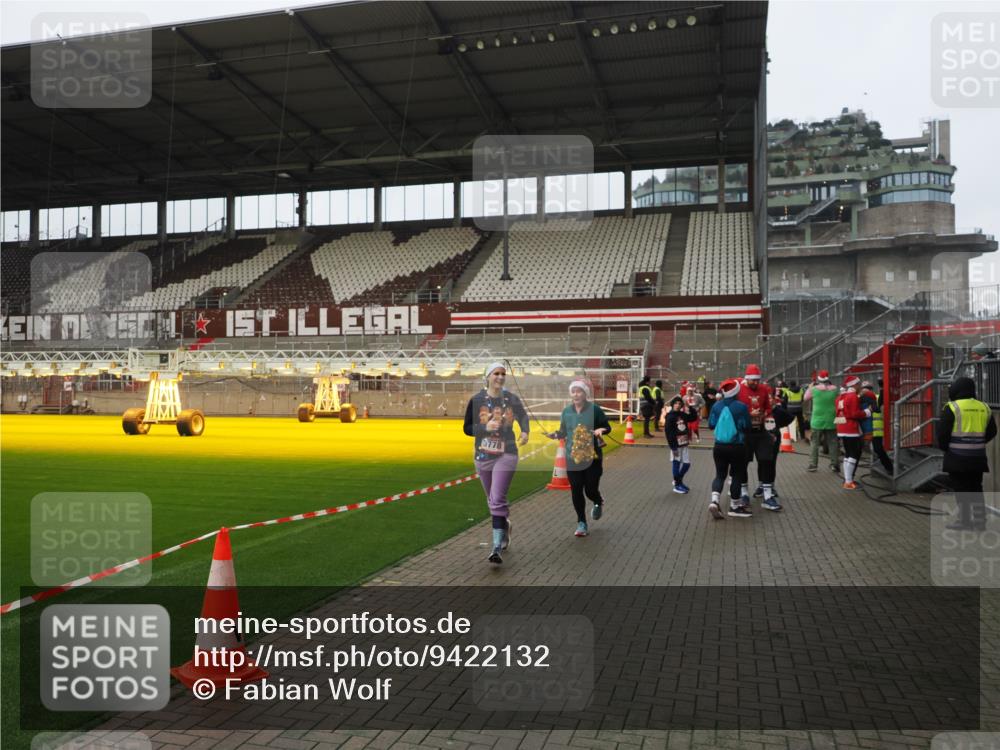 07.12.2025 - St. Pauli X-Mass-Run No. 15 Fabian Wolf http://msf.ph/oto/9422132 07.12.2025 11:50:01 Ziel 2118, 3660, 3778 meine-sportfotos.de