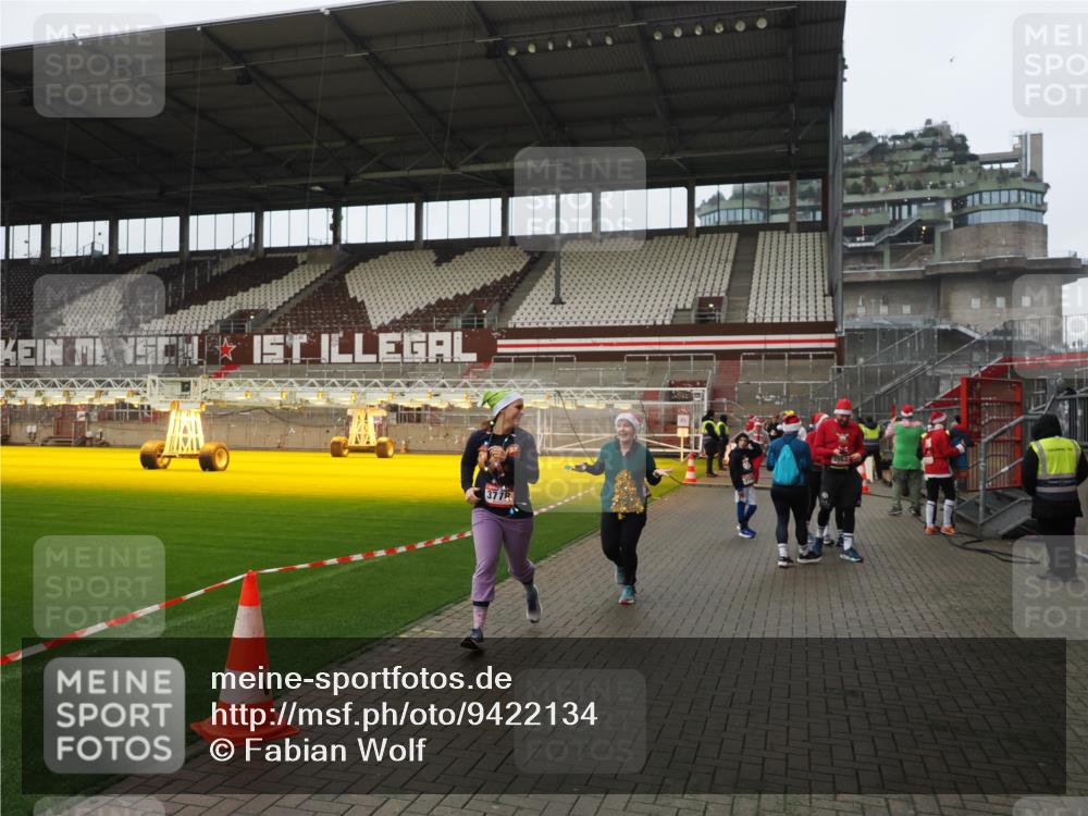 07.12.2025 - St. Pauli X-Mass-Run No. 15 Fabian Wolf http://msf.ph/oto/9422134 07.12.2025 11:50:02 Ziel 2118, 3660, 3778 meine-sportfotos.de
