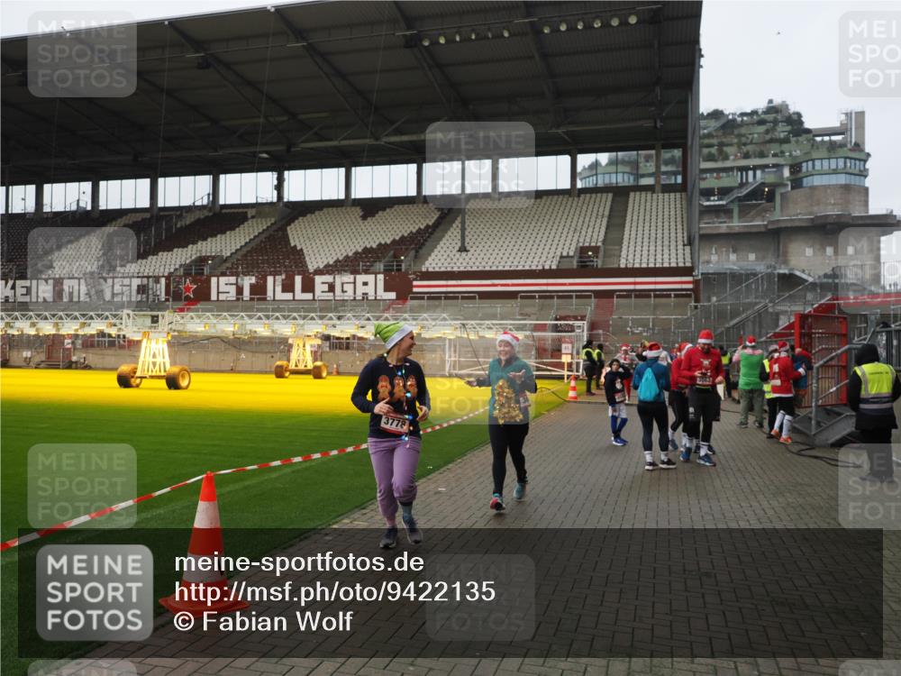 07.12.2025 - St. Pauli X-Mass-Run No. 15 Fabian Wolf http://msf.ph/oto/9422135 07.12.2025 11:50:02 Ziel 2118, 3660, 3778 meine-sportfotos.de