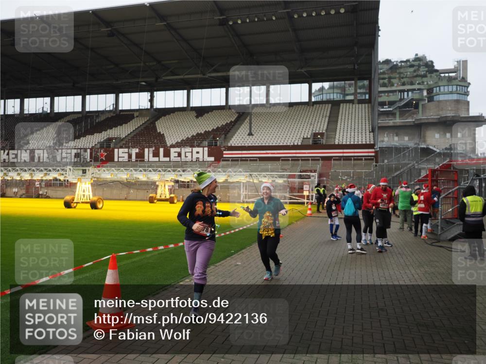 07.12.2025 - St. Pauli X-Mass-Run No. 15 Fabian Wolf http://msf.ph/oto/9422136 07.12.2025 11:50:02 Ziel 2118, 3660, 3778 meine-sportfotos.de
