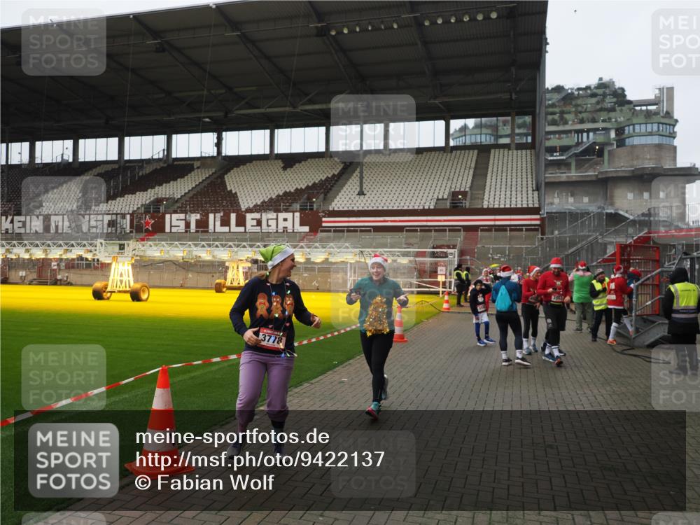 07.12.2025 - St. Pauli X-Mass-Run No. 15 Fabian Wolf http://msf.ph/oto/9422137 07.12.2025 11:50:02 Ziel 2118, 3660, 3778 meine-sportfotos.de