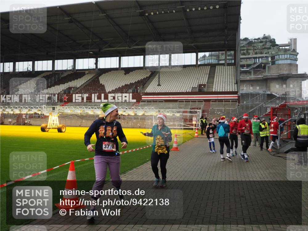 07.12.2025 - St. Pauli X-Mass-Run No. 15 Fabian Wolf http://msf.ph/oto/9422138 07.12.2025 11:50:03 Ziel 2118, 3660, 3778 meine-sportfotos.de