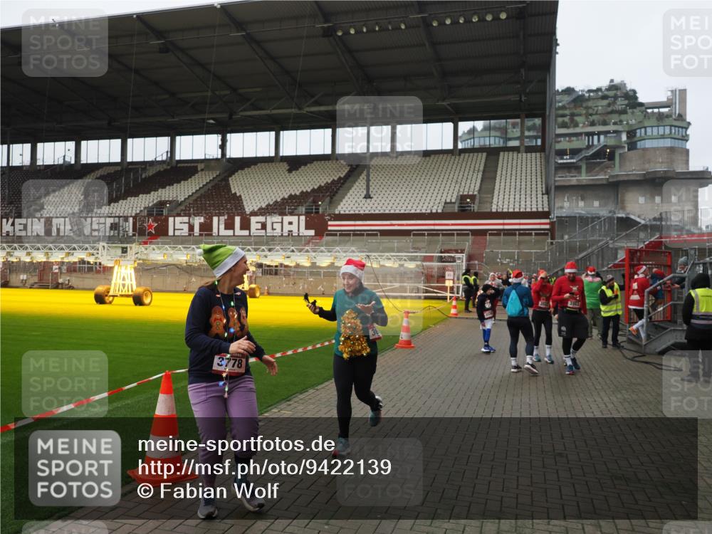 07.12.2025 - St. Pauli X-Mass-Run No. 15 Fabian Wolf http://msf.ph/oto/9422139 07.12.2025 11:50:03 Ziel 2118, 3660, 3778 meine-sportfotos.de