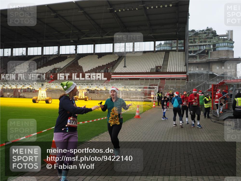 07.12.2025 - St. Pauli X-Mass-Run No. 15 Fabian Wolf http://msf.ph/oto/9422140 07.12.2025 11:50:03 Ziel 2118, 3660, 3778 meine-sportfotos.de