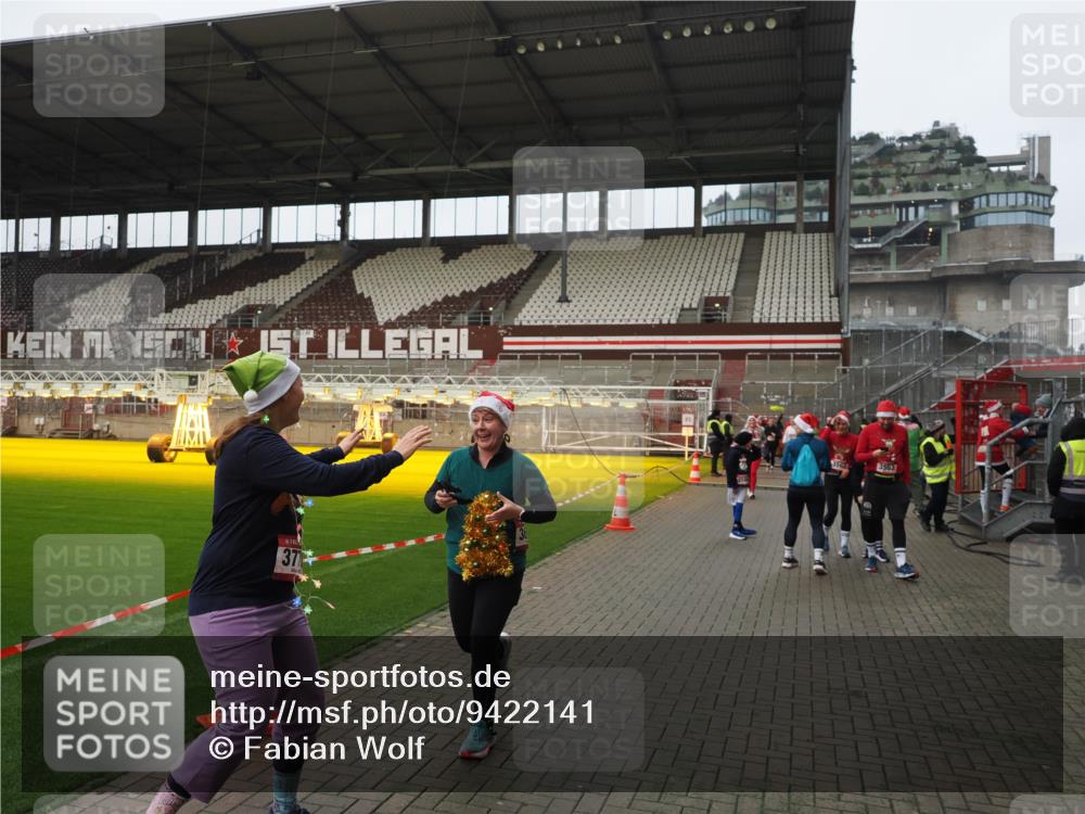 07.12.2025 - St. Pauli X-Mass-Run No. 15 Fabian Wolf http://msf.ph/oto/9422141 07.12.2025 11:50:03 Ziel 2118, 3660, 3778 meine-sportfotos.de
