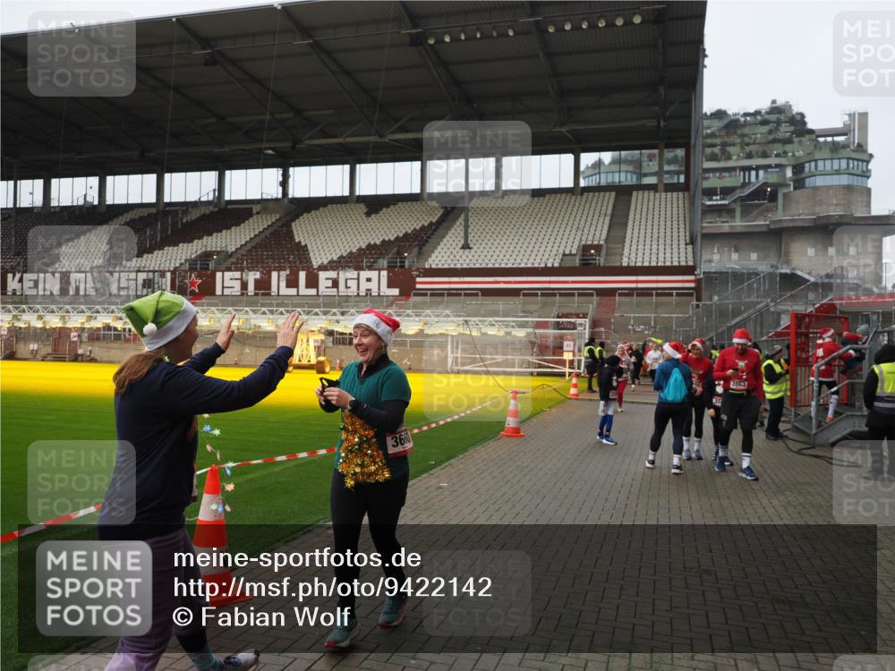 07.12.2025 - St. Pauli X-Mass-Run No. 15 Fabian Wolf http://msf.ph/oto/9422142 07.12.2025 11:50:03 Ziel 2118, 3660, 3778 meine-sportfotos.de