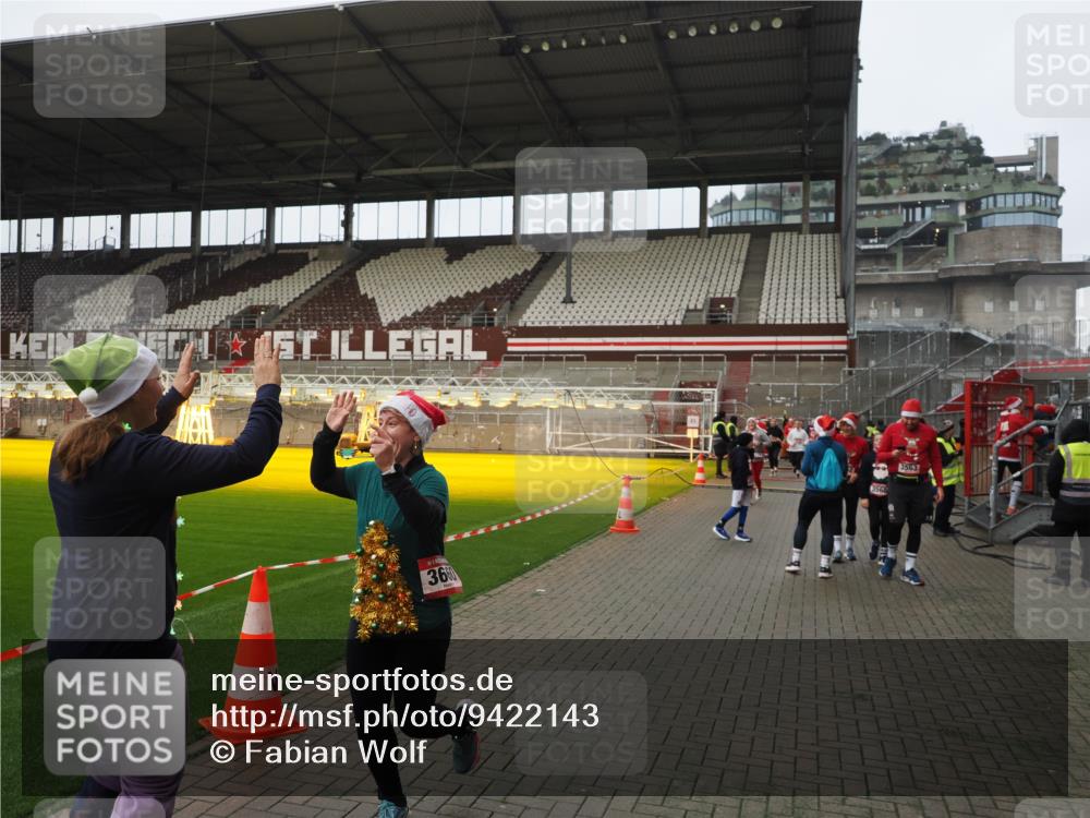 07.12.2025 - St. Pauli X-Mass-Run No. 15 Fabian Wolf http://msf.ph/oto/9422143 07.12.2025 11:50:04 Ziel 2118, 2872, 3660, 3697, 3778 meine-sportfotos.de