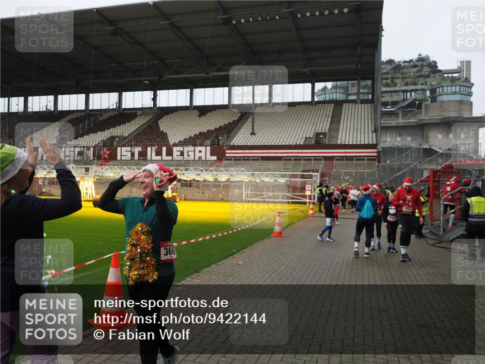 07.12.2025 - St. Pauli X-Mass-Run No. 15 Fabian Wolf http://msf.ph/oto/9422144 07.12.2025 11:50:04 Ziel 2118, 2872, 3660, 3697, 3778 meine-sportfotos.de