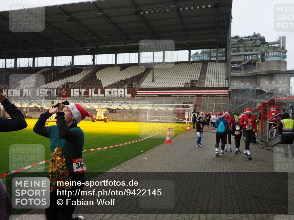 07.12.2025 - St. Pauli X-Mass-Run No. 15 Fabian Wolf http://msf.ph/oto/9422145 07.12.2025 11:50:04 Ziel 2118, 2872, 3660, 3697, 3778 meine-sportfotos.de