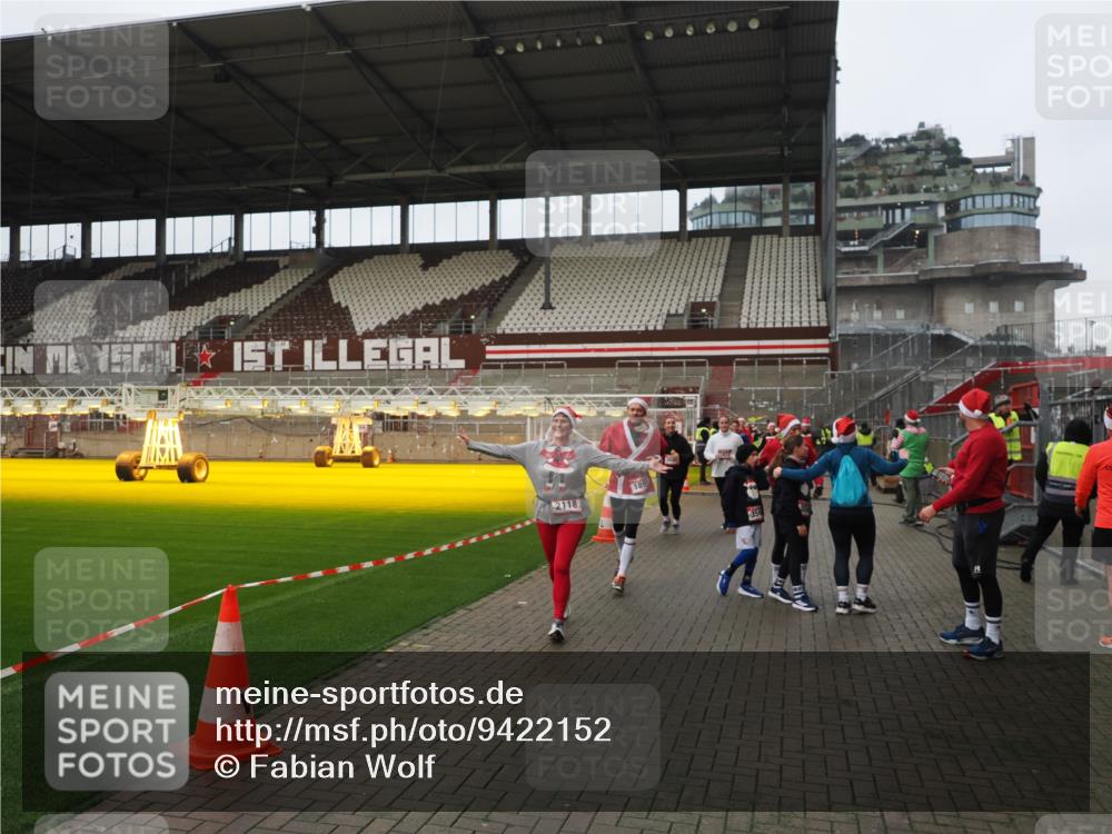 07.12.2025 - St. Pauli X-Mass-Run No. 15 Fabian Wolf http://msf.ph/oto/9422152 07.12.2025 11:50:09 Ziel 1890, 2118, 2203, 2210, 2848, 2872, 2877, 3660, 3697, 3778, 4184 meine-sportfotos.de