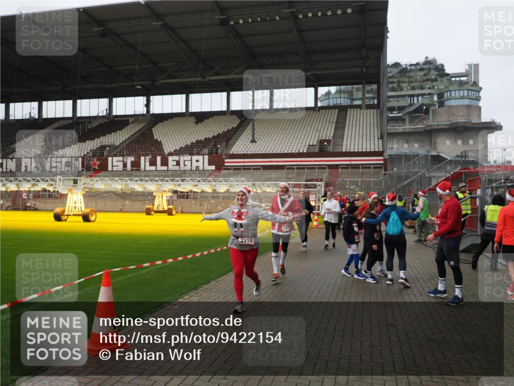07.12.2025 - St. Pauli X-Mass-Run No. 15 Fabian Wolf http://msf.ph/oto/9422154 07.12.2025 11:50:09 Ziel 1890, 2118, 2203, 2210, 2848, 2872, 2877, 3660, 3697, 3778, 4184 meine-sportfotos.de