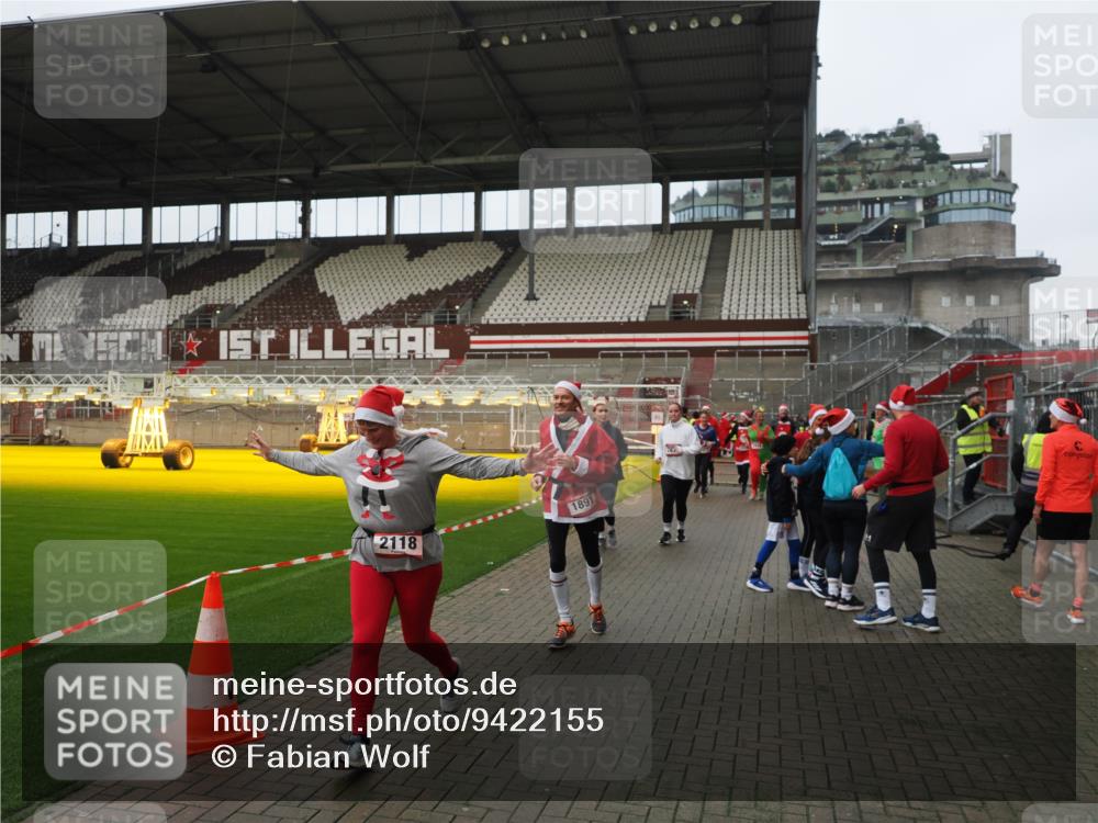07.12.2025 - St. Pauli X-Mass-Run No. 15 Fabian Wolf http://msf.ph/oto/9422155 07.12.2025 11:50:10 Ziel 1890, 2118, 2203, 2210, 2848, 2872, 2877, 3660, 3697, 3778, 4184 meine-sportfotos.de