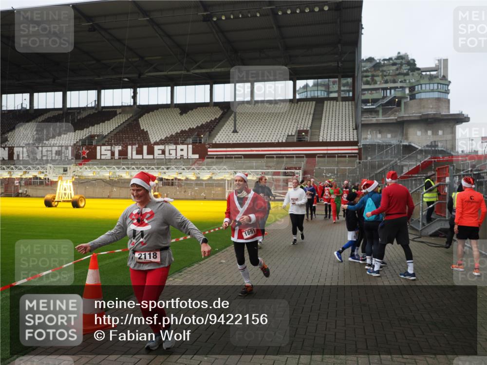 07.12.2025 - St. Pauli X-Mass-Run No. 15 Fabian Wolf http://msf.ph/oto/9422156 07.12.2025 11:50:10 Ziel 1890, 2118, 2203, 2210, 2848, 2872, 2877, 3660, 3697, 3778, 4184 meine-sportfotos.de