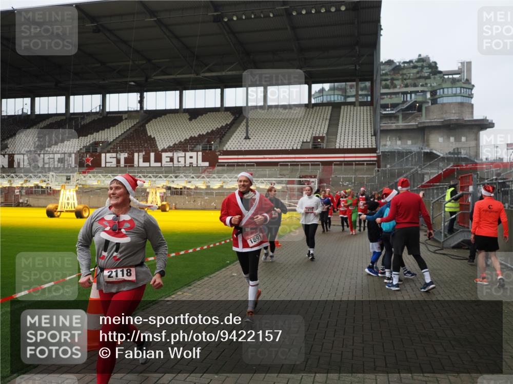 07.12.2025 - St. Pauli X-Mass-Run No. 15 Fabian Wolf http://msf.ph/oto/9422157 07.12.2025 11:50:10 Ziel 1890, 2118, 2203, 2210, 2848, 2872, 2877, 3660, 3697, 3778, 4184 meine-sportfotos.de
